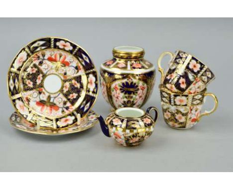 A SMALL GROUP OF ROYAL CROWN DERBY IMARI TEAWARES AND TRINKETS, to include '6299' pattern miniature teapot (missing lid), '11