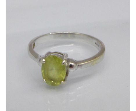 A 9ct white gold and green stone ring, 2.3g, N