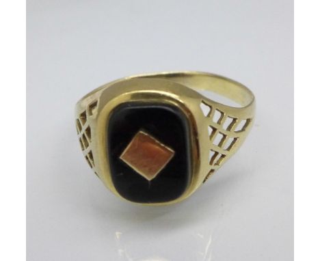 A 9ct gold ring, 1.9g, Q