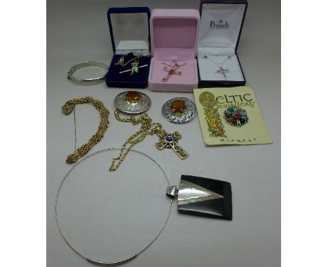 Two Mizpah brooches, a Miracle brooch, chain and pendant, a silver bangle, plated bracelet, etc.