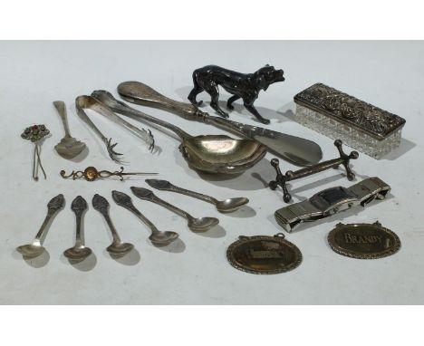 An Edwardian silver mounted dressing table trinket box, Birmingham 1907; an Edwardian silver hafted shoe horn, Birmingham 190