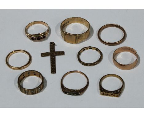 A 9ct gold signet ring, a 9ct gold cross, other 9ct gold rings, 21.9g (10) 