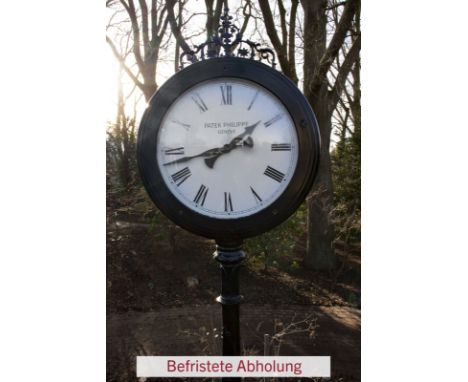 GROßE BAHNHOFSUHR VON PATEK PHILIPPE Schweiz, Genf, Patek Philippe, Anfang 21. Jh. Gusseisen, schwarz lackiert. Zwei röm. Zif