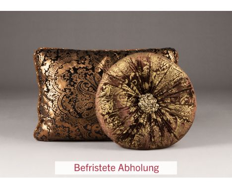 PAAR 'VERSACE'-KISSEN wohl Italien, Atelier Versace, Anfang 21. Jh. Schwarzer Samt mit kupferbraunem Print, glänzend bzw. dun