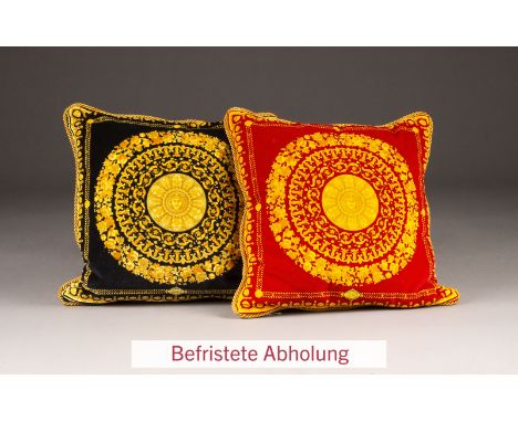 PAAR 'VERSACE'-KISSEN MIT MEDUSA-PRINT Italien, Atelier Versace, Anfang 21. Jh. Baumwollsamt, rot und schwarz, mit goldenem M