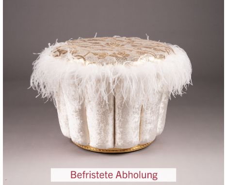 TIFFANY'-POUF VON ALTA MODA Italien, Alta Moda, Anfang 21. Jh. Holz, part. vergoldet, mit weißem Samt und goldschimmerndem St