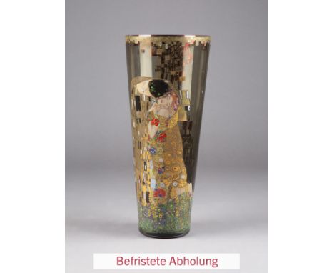 DEKORATIVE KÜNSTLERVASE MIT GUSTAV KLIMTS 'DER KUSS' Deutschland, Goebel, Artis Orbis, Anfang. 21. Jh. Glas, farblos, mit Auf