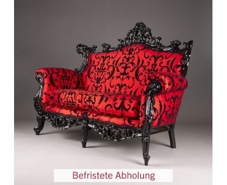 VERSACE'-SOFA MIT ROTER SEIDE IM ROKOKO-STIL wohl Italien, Atelier Versace, Anfang 21. Jh. Holz, schwarz lackiert, rote Seide