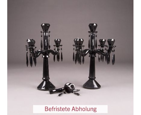 PAAR RETRO KERZENSTÄNDER VON VILLEROY &amp; BOCH Deutschland, Villeroy &amp; Boch, Anfang 21. Jh. Glas, schwarz, fünfflammig,