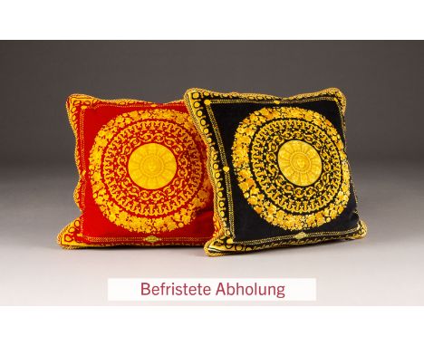 PAAR 'VERSACE'-KISSEN MIT MEDUSA-PRINT Italien, Atelier Versace, Anfang 21. Jh. Baumwollsamt, rot und schwarz, mit goldenem M