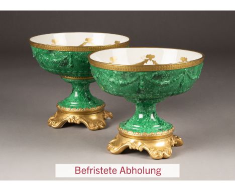 PAAR PORZELLAN-VASEN VON 'VILLARI' Italien, Villari, Anfang 21. Jh. Porzellan, mit Laufglasur, grün und Goldbemalung. H. 24 c
