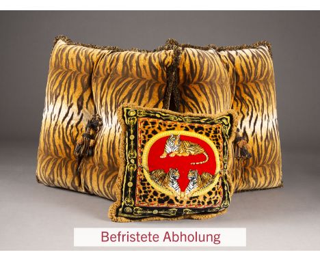 DREI 'VERSACE'-KISSEN MIT TIGER-PRINT wohl Italien, Atelier Versace, Anfang 21. Jh. Samt, mit Tiger-Print, mit Fransenbesatz.