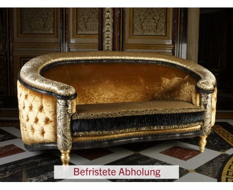 GROßES 'VERSACE'-SOFA MIT SAMTBEZUG wohl Italien, Atelier Versace, Anfang 21. Jh. Holz, part. vergoldet, Polsterung mit versc