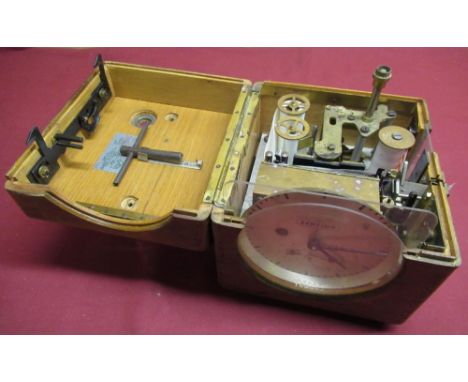 1940s Benzing pigeon racing clock in oak case, W22cm D20cm H20cm 