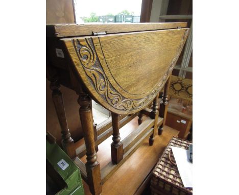 Small 1940s oak gate leg occasional table with oval top, with scroll border on turned supports W73cm D83cm H69cm 