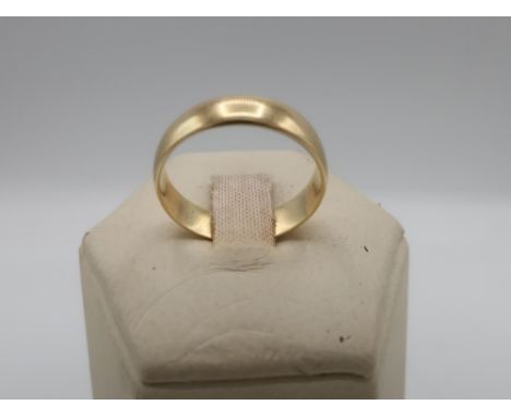 18ct gold wedding band stamped 18, size O 