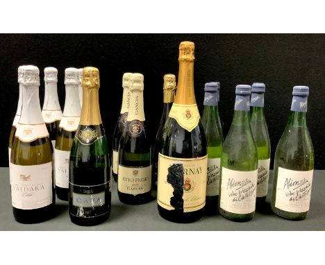 Five Lyndoch Yaldara Estate, sparkling wine, Brut; a Magnum of Veuve du Verne Blanc de Blancs Brut; etc. (16) 