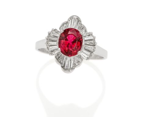 RUBIN-DIAMANT-RING. Datierung: Um 1990. Material: Platin, Punze. Gesamtgewicht: ca. 6,5 g. EU-RM: 59,5. Diamanten: 24 Diamant