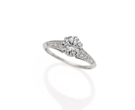 SOLITAIRE-RING. Material: 750/- Weißgold, Punze. Gesamtgewicht: ca. 3,5 g. Diamanten: 1 Brillant ca. 1,5 ct., I/VS1, 20 Diama