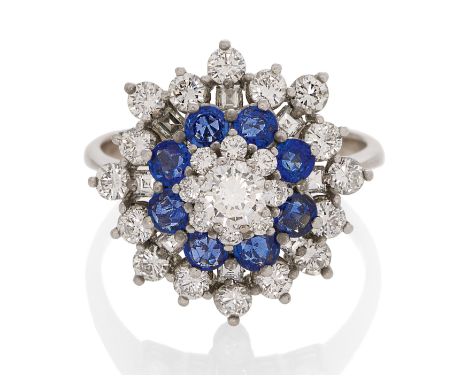 SAPHIR-DIAMANT-RING. Herkunft: Deutschland. Datierung: Um 1980. Material: 585/- Weißgold, getestet. Gesamtgewicht: ca. 7,0 g.