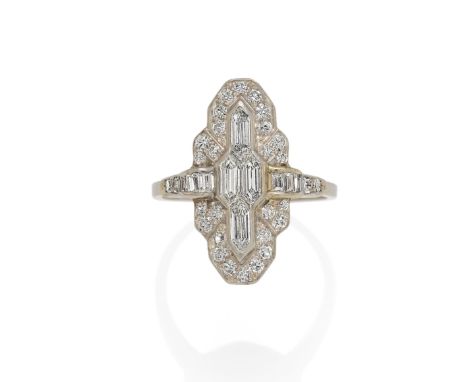 DIAMANT-RING. Herkunft: Wohl USA. Datierung: Um 1930. Material: Platin, 10% Iridium, Punze. Gesamtgewicht: ca. 4,1 g. EU-RM: 