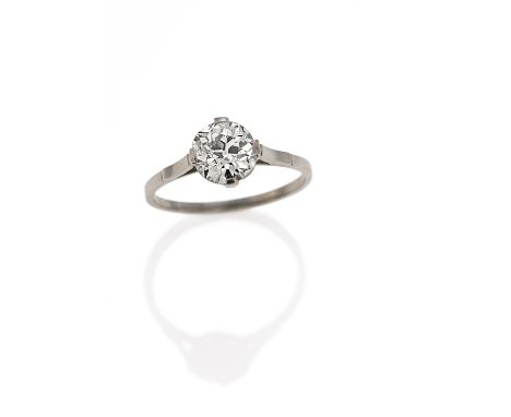 SOLITAIRE-RING. Material: Platin, getestet. Gesamtgewicht: ca. 2,5 g. EU-RM: 55. Diamanten: 1 altschliff Diamant 1,59 ct. I/V