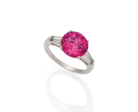 TURMALIN-DIAMANT-RING. Material: Platin, 10% Iridium, Punze. Gesamtgewicht: ca. 4,8 g. EU-RM: 54. Diamanten: 2 Diamanten im T