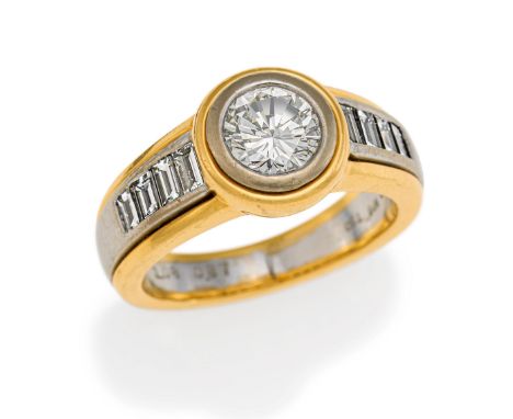 DIAMANT-RING. Herkunft: Deutschland. Datierung: Um 1990. Material: 750/- Gelb-, Weißgold, Punze. Gesamtgewicht: ca. 11,5 g. E