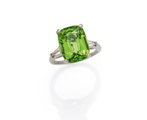PERIDOT-DIAMANT-RING. Material: Platin, 10% Iridium, Punze. Gesamtgewicht: ca. 6,8 g. EU-RM: 54. Diamanten: 2 Diamanten im Tr