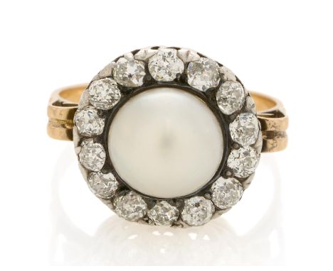 PERL-DIAMANT-RING. Herkunft: Deutschland. Datierung: Um 1950. Material: 585/- Rosé-, Weißgold, Punze. Gesamtgewicht: ca. 4,5 