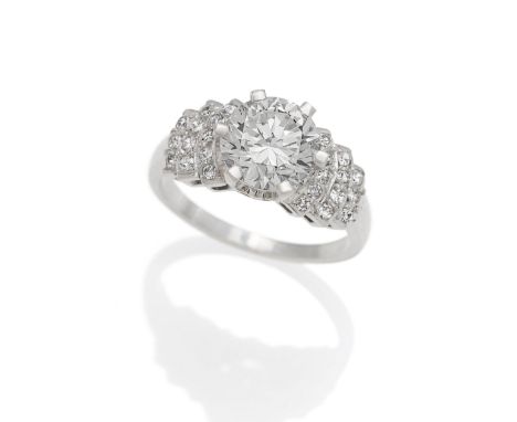 DIAMANT-RING. Material: Platin. Gesamtgewicht: ca. 6,0 g. EU-RM: 52. Diamanten: 1 Brillant ca. 2,2 ct., H-I/VS., 24 Diamanten