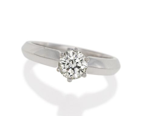 SOLITAIRE-RING. Material: 585/- Weißgold, Punze. Gesamtgewicht: ca. 5,5 g. EU-RM: 60. Diamanten: 1 Brillant 1,008 ct., H/IF. 