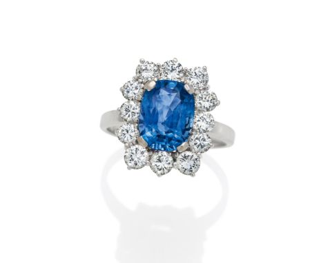 SAPHIR-DIAMANT-RING. Material: 585/- Weißgold, Punze. Gesamtgewicht: ca. 6,5 g. EU-RM: 59. Diamanten: 12 Brillanten zus. 1,8 