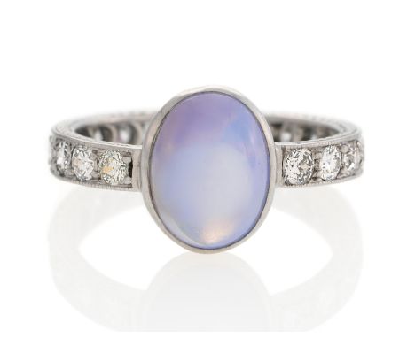 SAPHIR-DIAMANT-RING. Herkunft: USA. Datierung: Um 1930. Material: Platin, getestet. Gesamtgewicht: ca. 4,5 g. EU-RM: 53. Diam