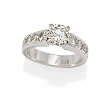 SOLITAIRE-RING. Material: 750/- Weißgold, Punze. Gesamtgewicht: ca. 7,0 g. EU-RM: 50. Diamanten: 1 Brillant Ø ca. 6,45 - 6,48