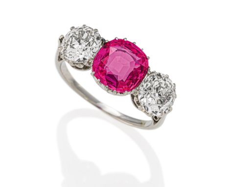 BURMA-RUBIN-DIAMANT-RING. Datierung: Um 1930. Material: Platin, getestet. Gesamtgewicht: ca. 4,0 g. EU-RM: 48. Diamanten: 2 D