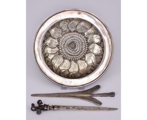 An Elizabeth II Silver Dish, by Anthony Gordon Elson, London 1980, the bowl embossed with a sunflower, 5.65ins diameter, an E