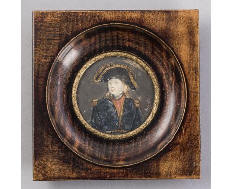   Napoleonischer Soldat   in Paradeuniform. Auf Elfenbein. 19. Jh. Ø 5,5 cm. R          