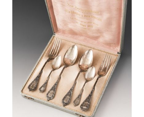   Hochzeitsgeschenk:   zwei Tafellöffel, zwei Tafelgabeln, zwei Kaffeelöffel. Monogramm "K". Feiner Reliefdekor mit Akanthus,