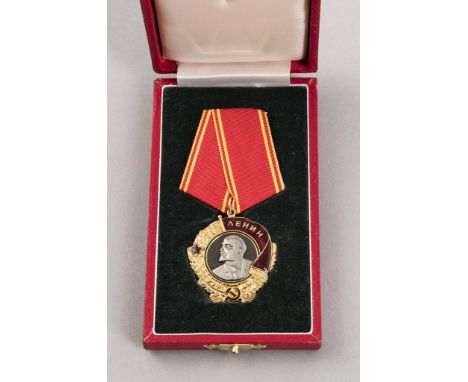   Russland: Lenin-Orden,   gestiftet 1930. Lenin-Portrait im goldenen Ährenkranz, in rotem Email kyrillischer Namenszug Lenin