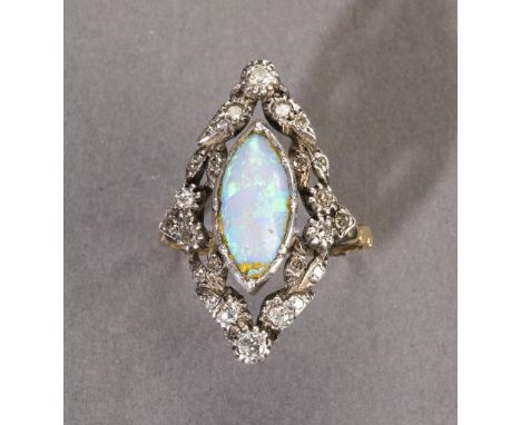   Opal-/Diamantring.   Opalnavette (besch.) und kleine Diamanten in 14 ct. GG und Silber. Um 1900          