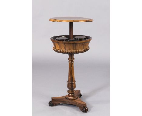   Tea Caddy.   Runder Korpus mit drei Behältern und Abdeckplatte; Federmechanik. Dreipassiger Fuß. Mahagoni. England, Mitte 1