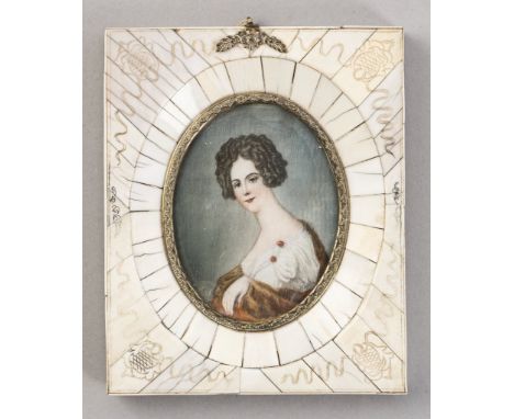   Damenportrait.   Auf Elfenbein. 1. H. 20. Jh. Oval, 8,5 x 6,5 cm. R          