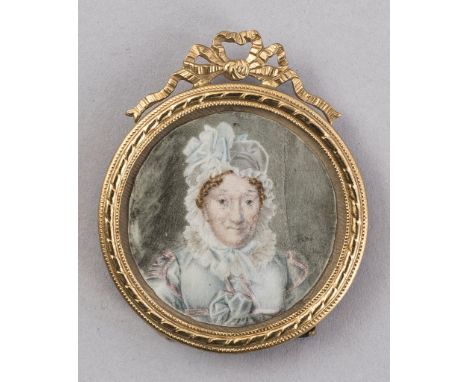   Portrait einer Dame   mit weißem Spitzenhäubchen. Auf Elfenbein (Sprung). Ende 18. Jh. Ø 4,6 cm. R          