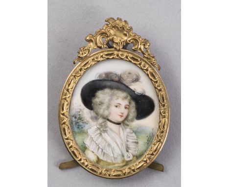   Portrait einer jungen Frau   mit großem schwarzem Hut mit Straußenfedern. Auf Elfenbein. Um 1900. Oval, 5 x 4,2 cm. R      