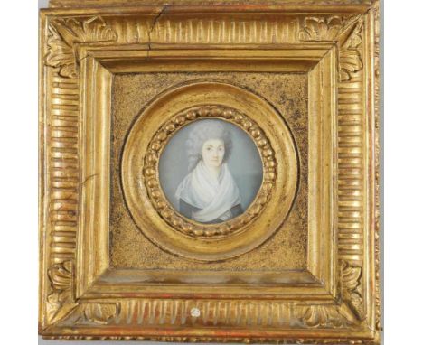   Damenportrait   im bürgerlichen Habit. Auf Elfenbein. Frankreich, um 1790. Ø 5 cm. R          