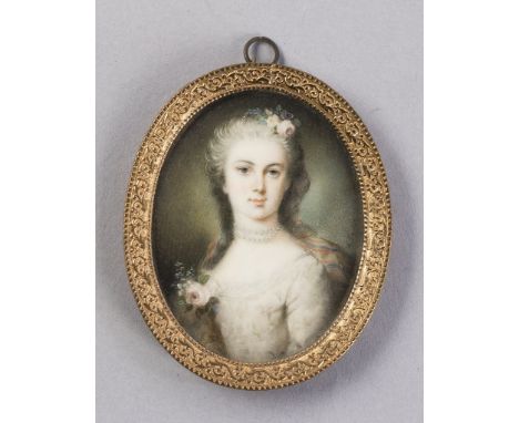   Portrait einer reizenden Dame   mit Perlenkette und Rosenblüte. Auf Elfenbein. Ende 19. Jh. Oval, 8 x 6,5 cm. R          