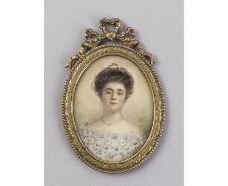   Damenportrait   mit Spitzenkleid und Perlenkette. Auf Elfenbein. Undeutlich sign. 2. H. 19. Jh. Oval, 8,2 x 6,3 cm. R      