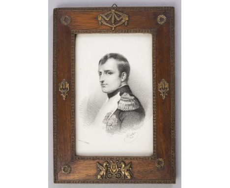   Kleiner Rahmen.   Holz mit klassizistischen Zierapplikationen. 19. Jh. Lichtes Maß 18,5 x 12 cm. Inliegend Lithographie mit