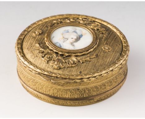   Runde Portrait-Messingdose.   Palmetten, Lorbeerkante und geschnecktes Rankenwerk. Im Deckel Elfenbein-Miniatur mit Portrai